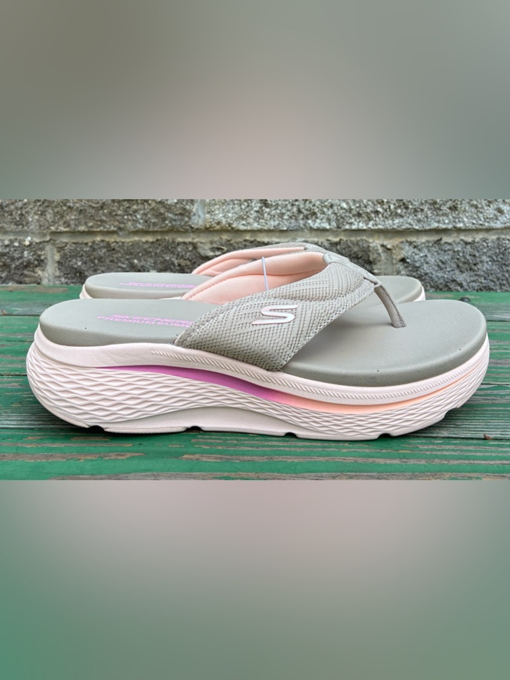 Skechers Luxe Foam Cushioned Footbed Platform Flip Flops Womens Sz 8 NWT Sandals